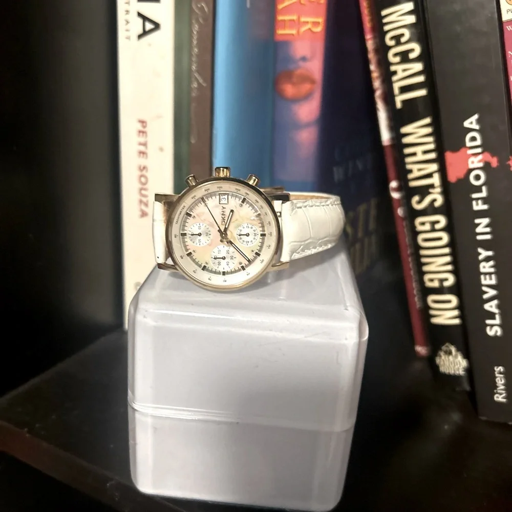 Woman’s  DKNY watch with white leather band - Picture 6 of 6